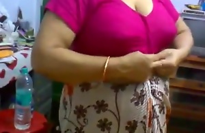 Desi Mature Aunty Saree Modification Showing Big Boobs In Bra