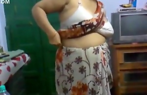 Desi Mature Aunty Saree Change Showing Big Boobs In Bra