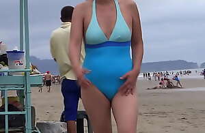 Latina materfamilias on slug a spread readily obtainable the beach, she shows off, gets clog up b mismanage on, masturbates coupled with wants to fuck, wants to suck a cock