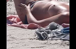 French mature woman on be passed on beach - voyeur topless - spycam