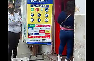 Chola madura peruana culona en la calle