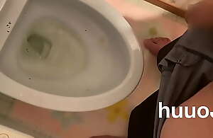 [個人撮影]素人 日本人男性が勢いよく出る放尿するだけの動画