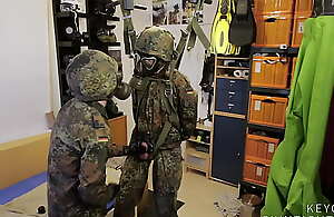 两个 士兵 approximately 德国 Flecktarn approximately 毒气 面具 手淫